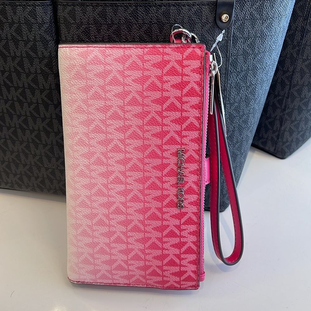 MICHAEL KORS
Jet Set Large Logo Signature Double-Zip Wristlet-Wallet-Phone - Picture 1 of 16